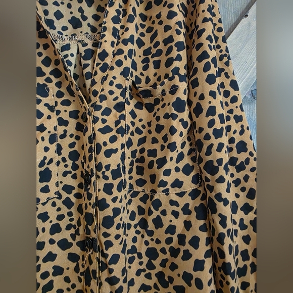 B Wear Cheetah Print Button Down Tunic Style Blouse Size XS - Picture 3 of 5